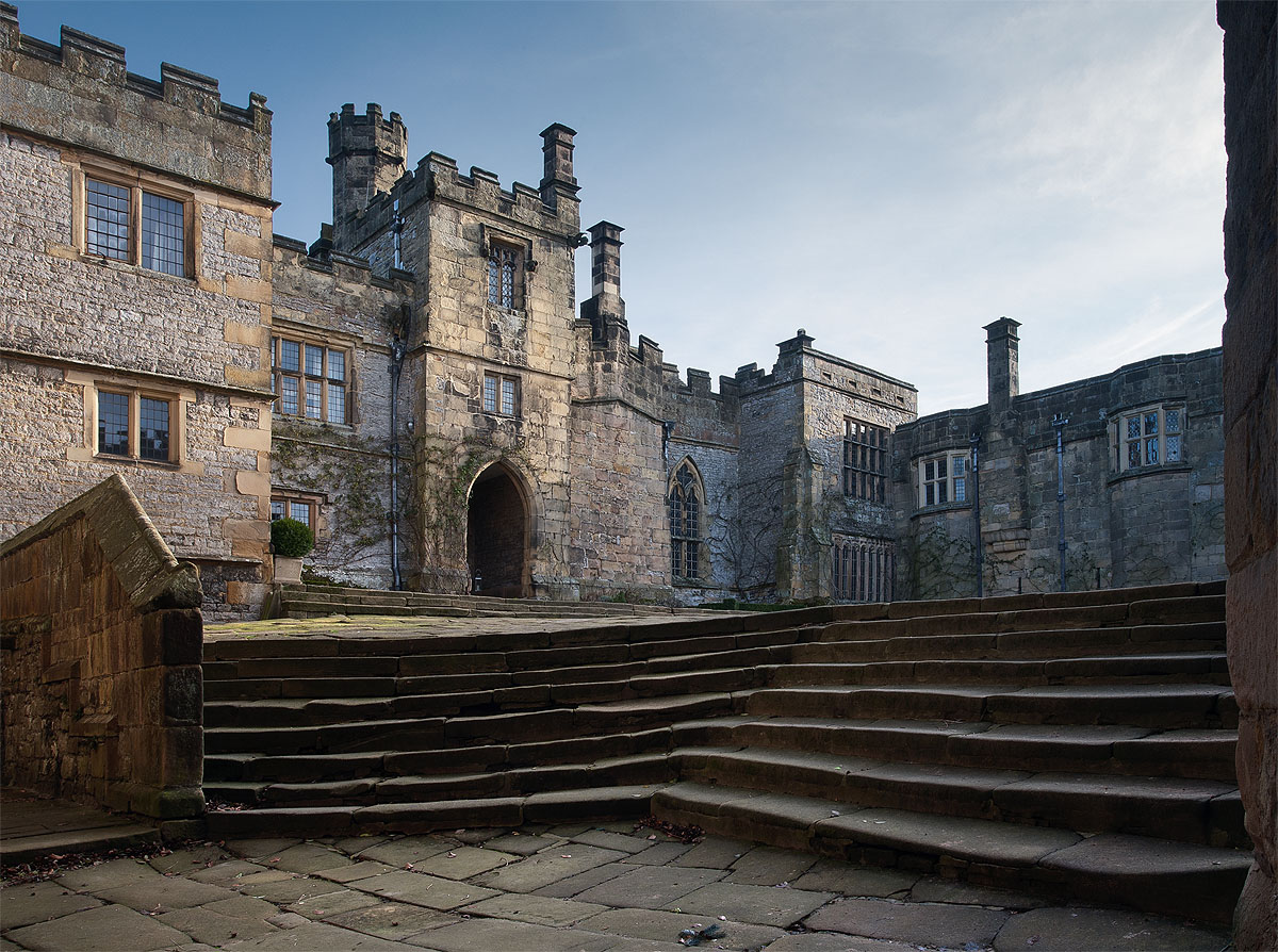 1910_Haddon_courtyard02